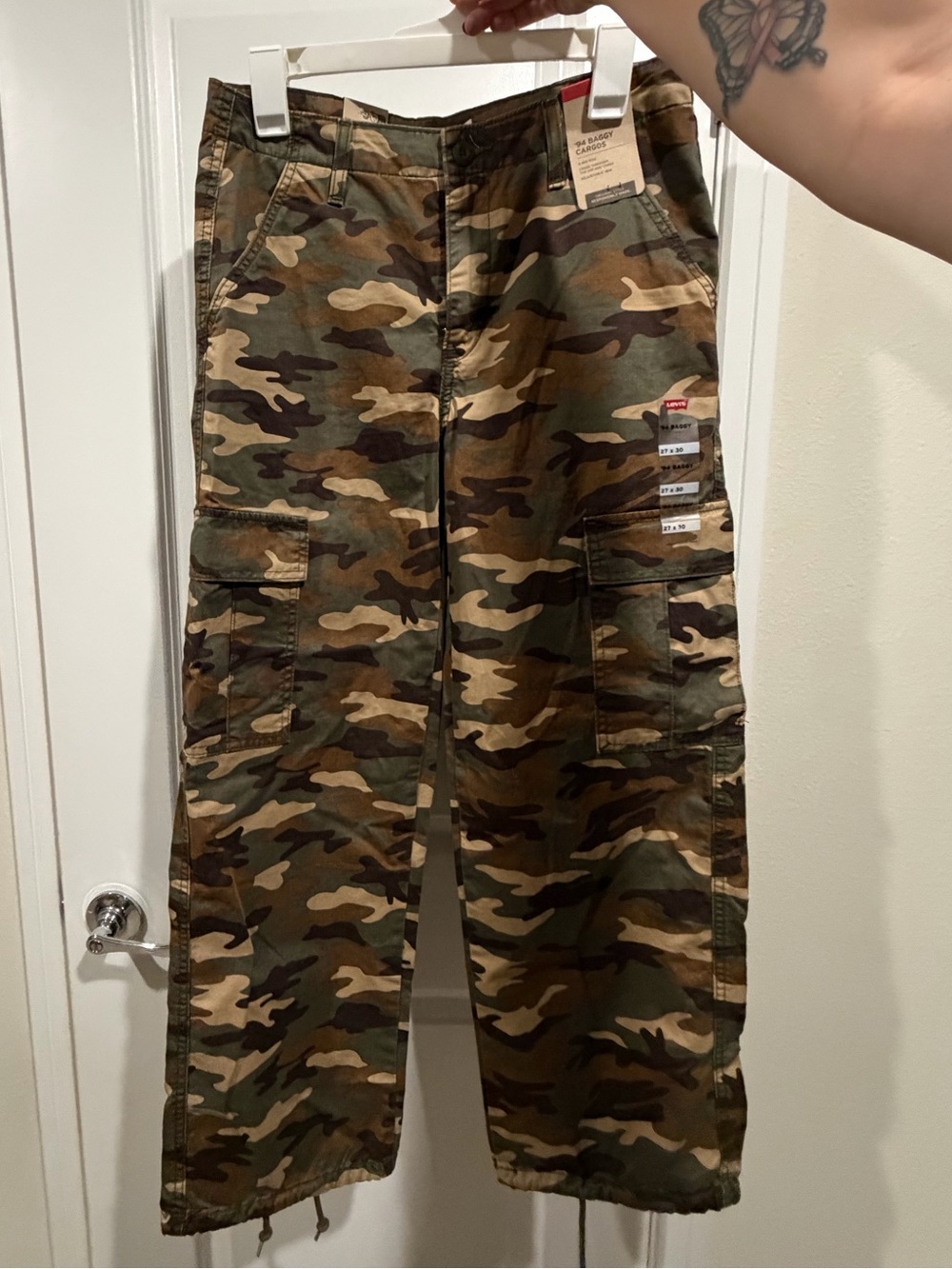 Levi’s Women’s Mid-Rise ‘94 Baggy Cargo Wide Leg Jeans- Grape Leaf Emily Camo 27